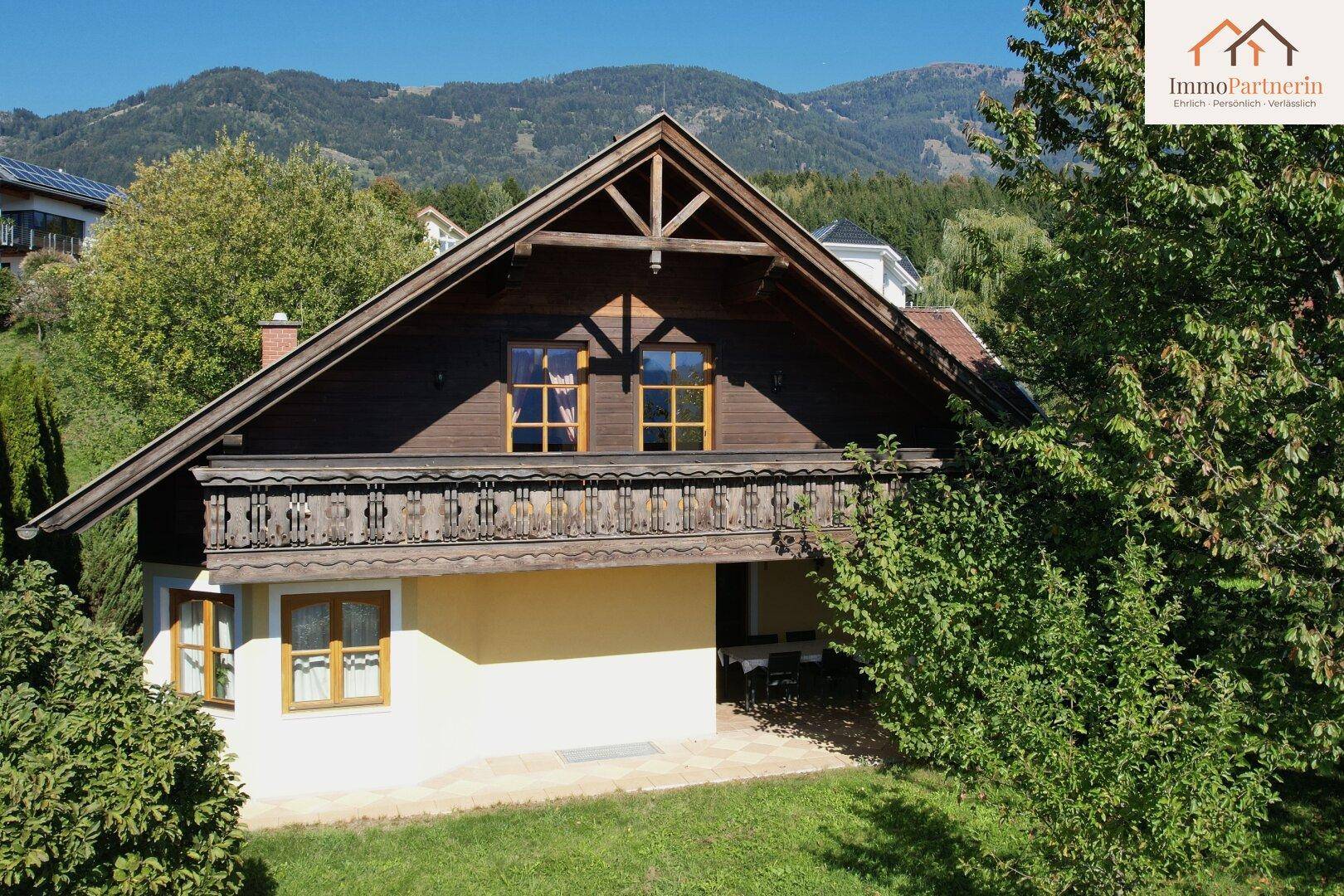 Gartenseite mit Balkon und Terrasse