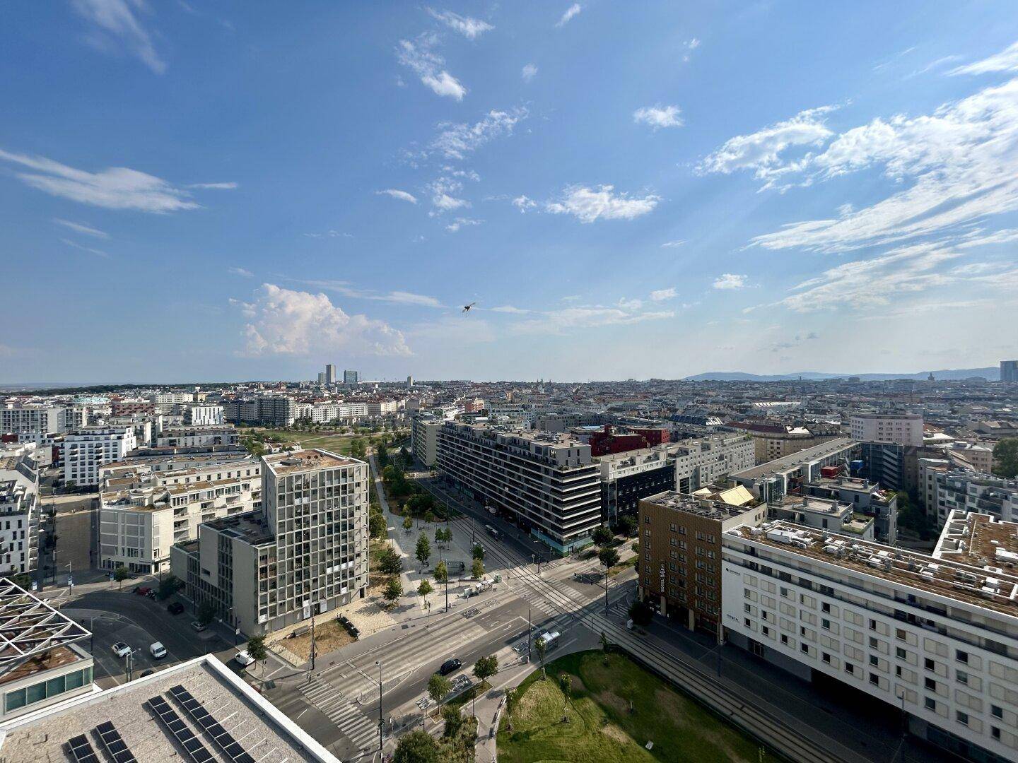 Weitläufiger Panoramablick über die städtische Skyline mit zahlreichen Gebäuden und Straßen.