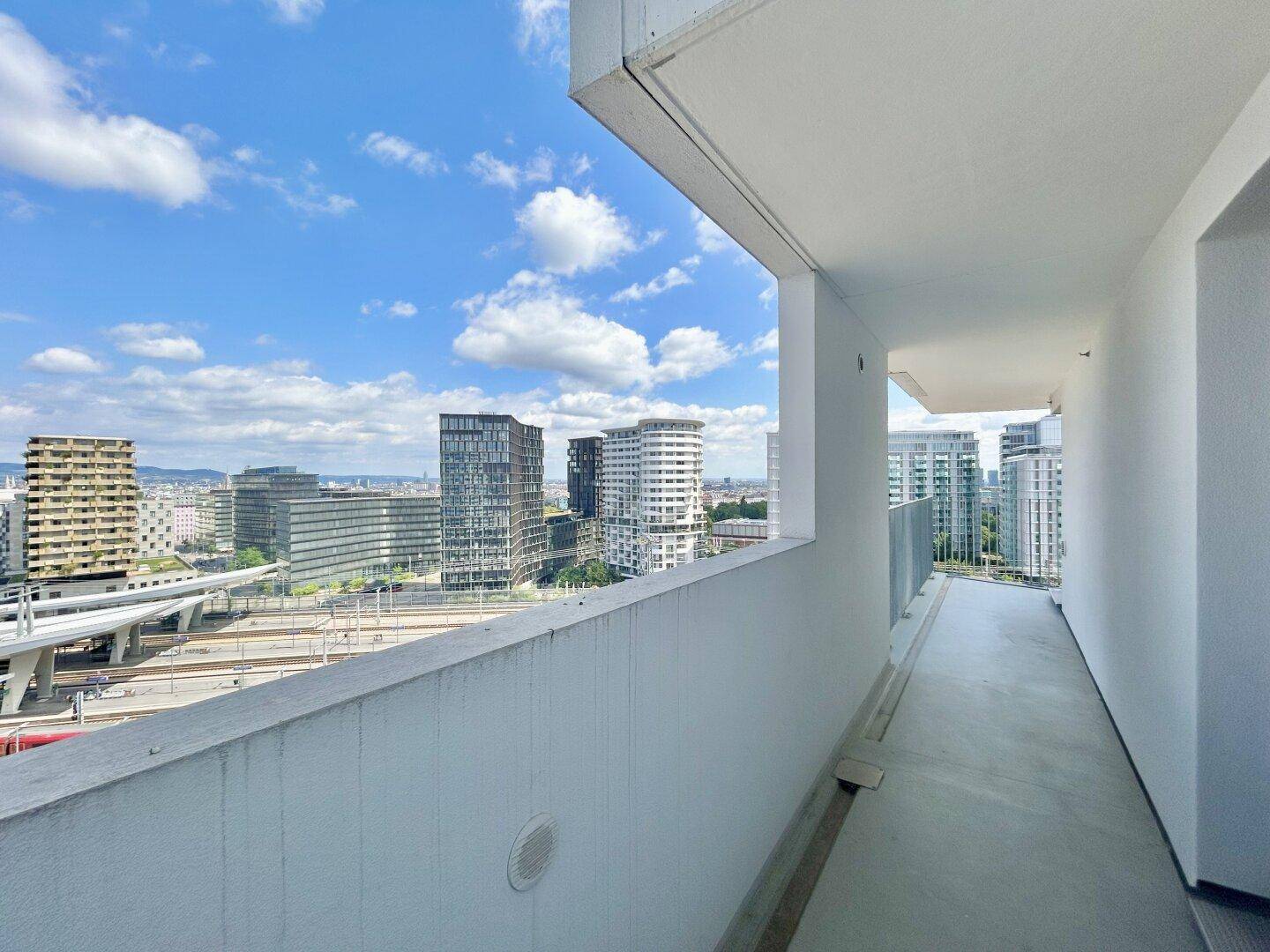 Langer Balkon mit Blick auf die Stadt und die umliegenden Gebäude.