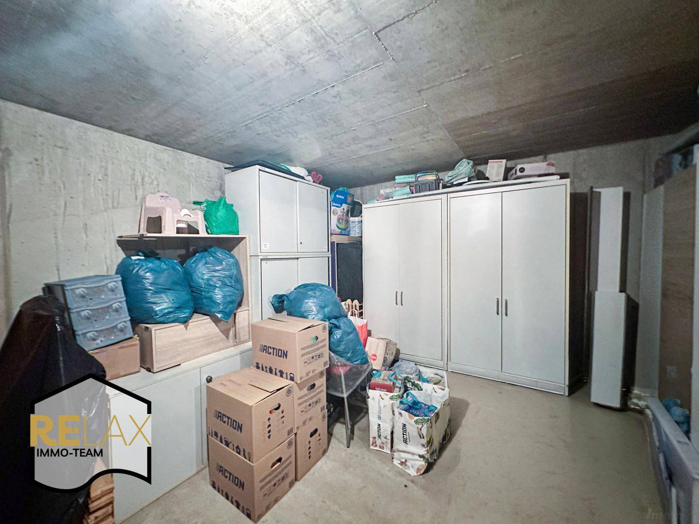 Praktischer Abstellraum im Keller mit Regalen und Schränken für zusätzlichen Stauraum.