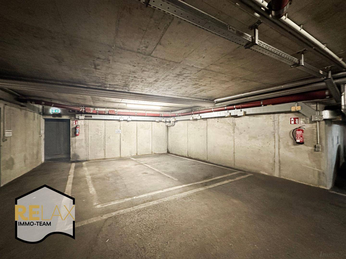 Geräumiger Tiefgaragenstellplatz in einem modernen Wohngebäude.
