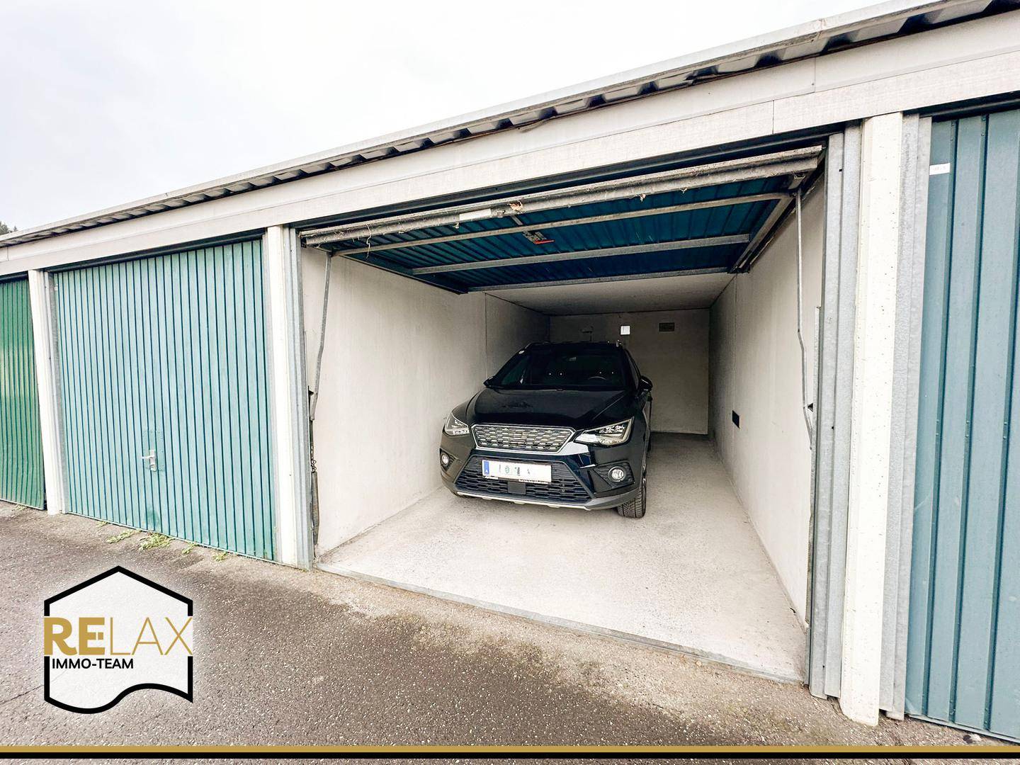 Einzelgarage mit einem geparkten Auto, ideal für sicheres Abstellen.