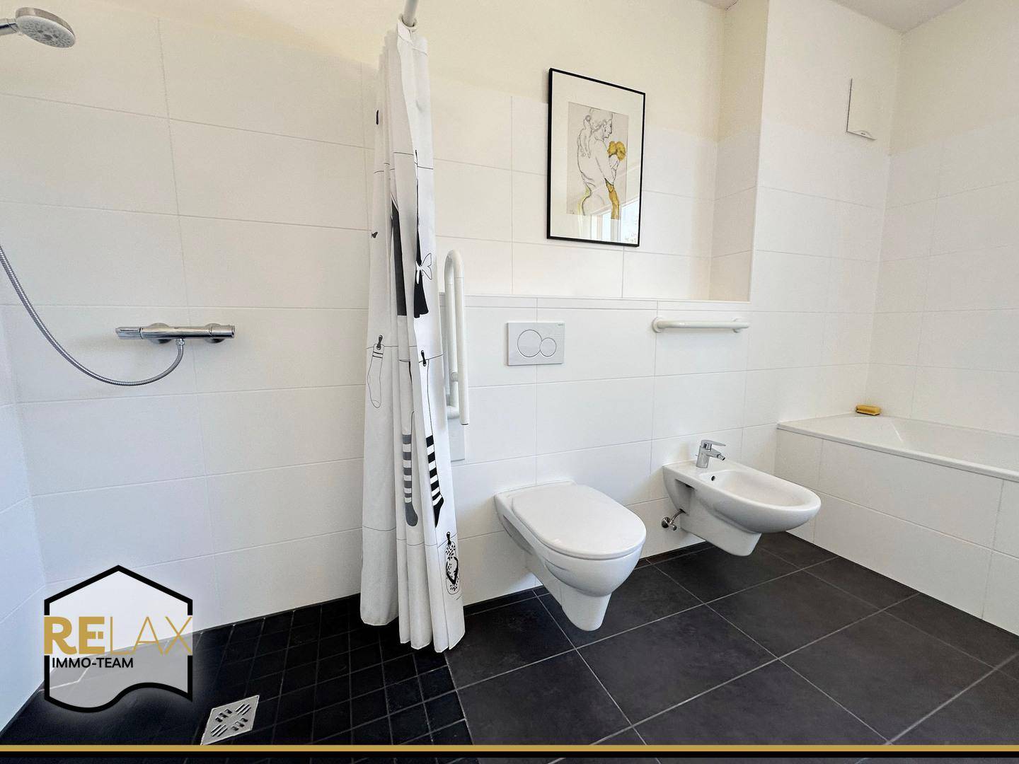 Helles Badezimmer mit Badewanne, Bidet, wandhängendem WC und Duschvorhang.