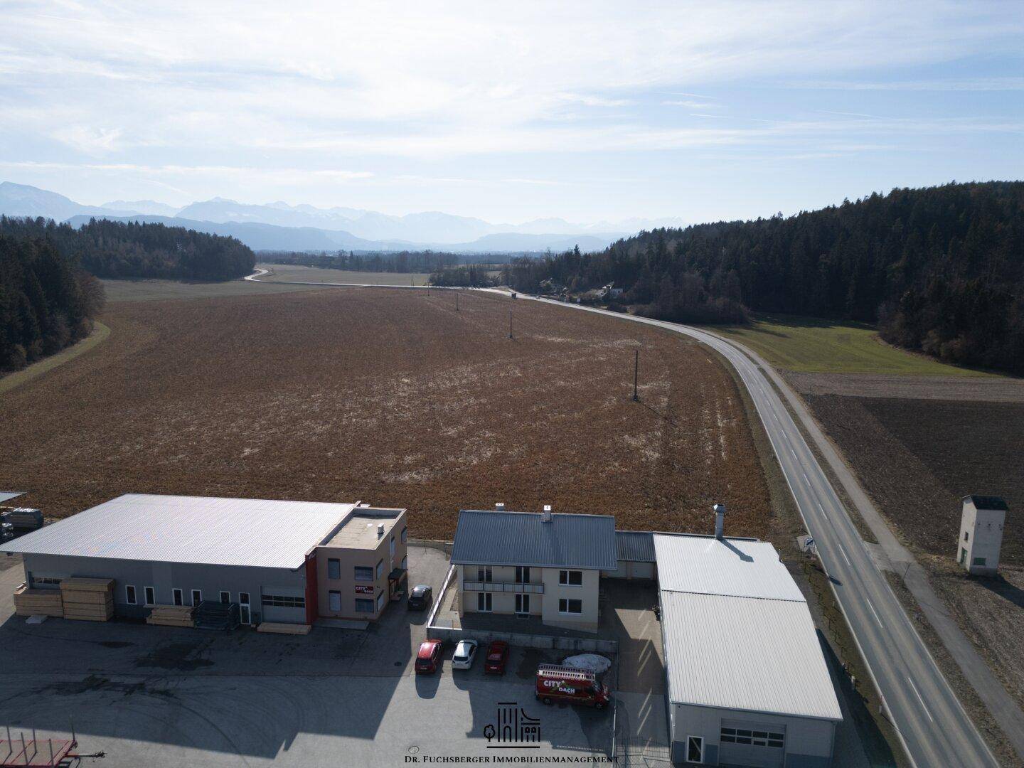 Luftaufnahme des Anwesens mit Wohnhaus, Nebengebäuden und weitem Blick auf die umliegende Landschaft.