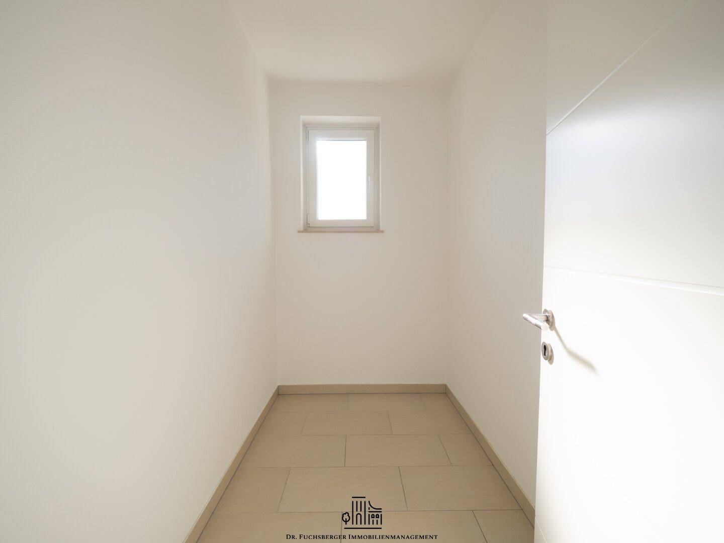 Kleiner, heller Abstellraum mit Fenster und Fliesenboden, bietet praktischen Stauraum.