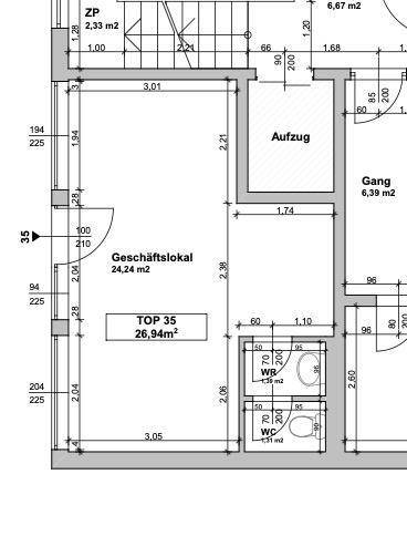 Detaillierter Grundriss eines Geschäftslokals mit Aufzug, separatem WC und Zugang zum Treppenhaus.