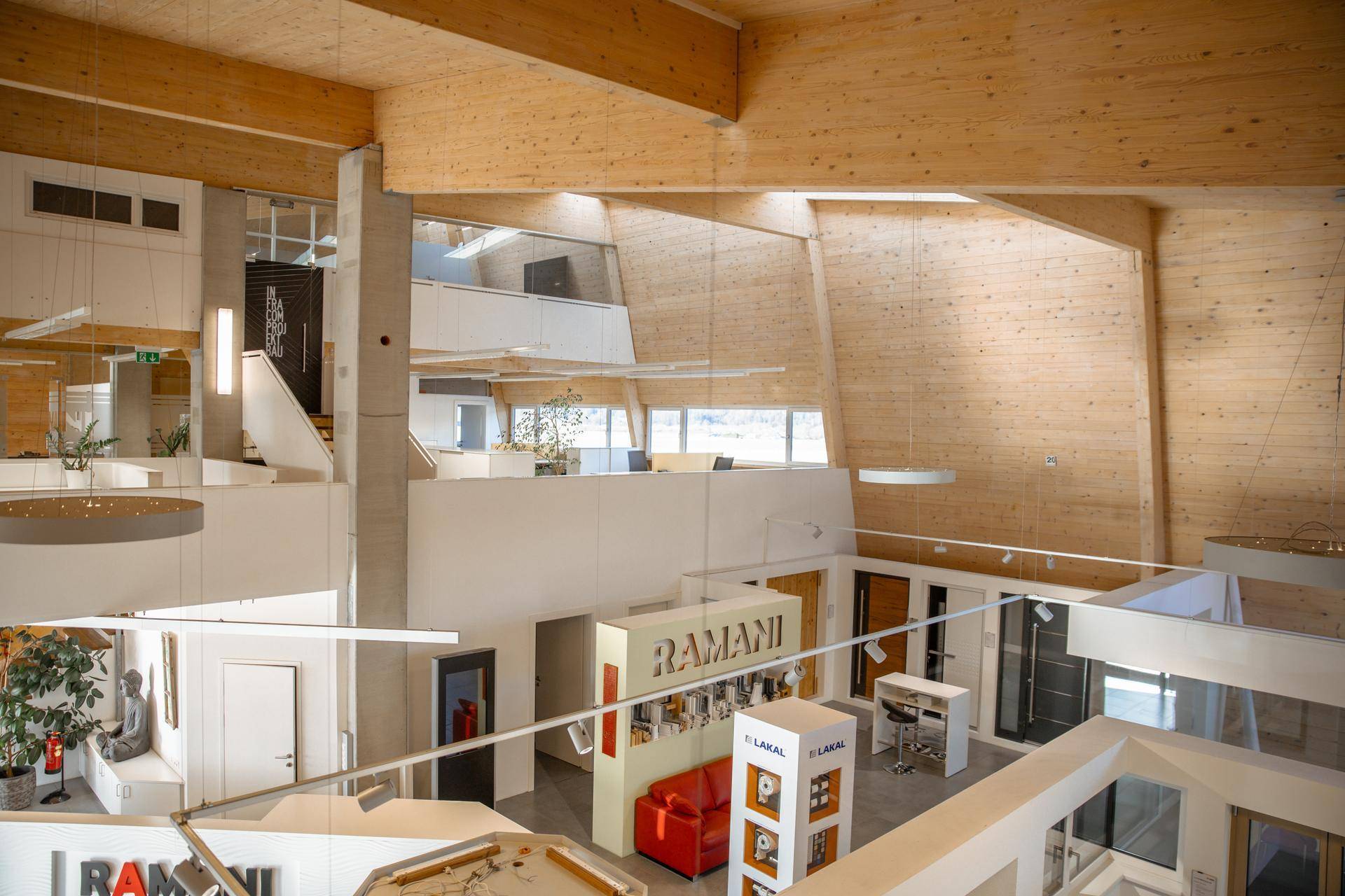 Weitläufiger, offener Innenraum mit Holzelementen, verschiedenen Ausstellungsbereichen und viel Tageslicht.