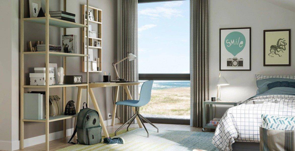 Helles Schlafzimmer mit großem Fenster, Schreibtisch und Blick ins Grüne.