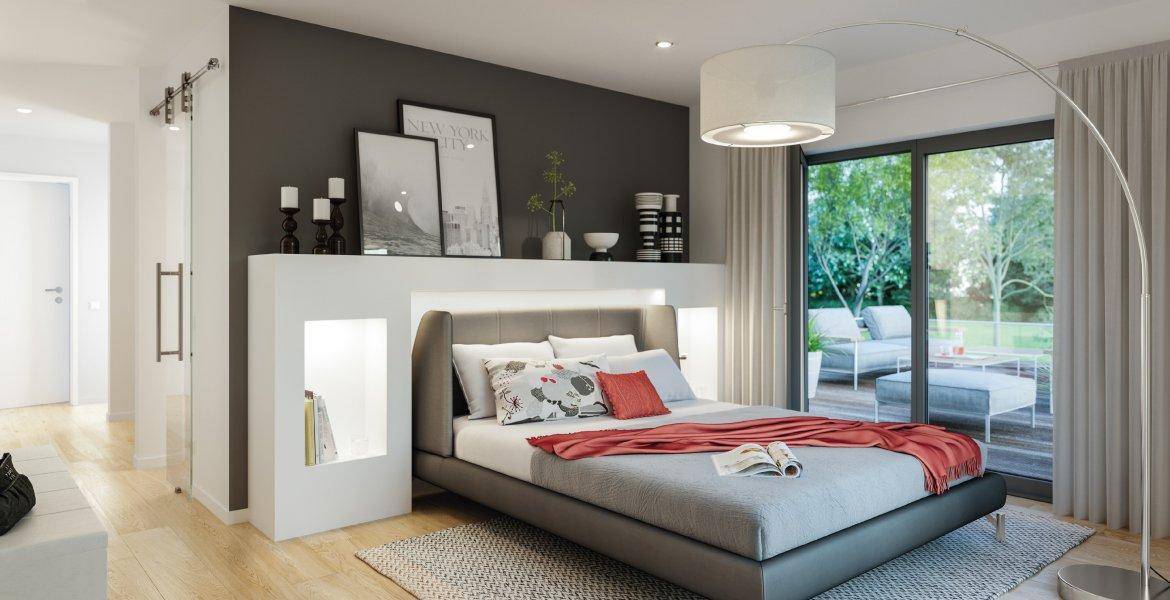 Modernes Schlafzimmer mit dunkler Akzentwand, Holzboden und direktem Zugang zur Terrasse.