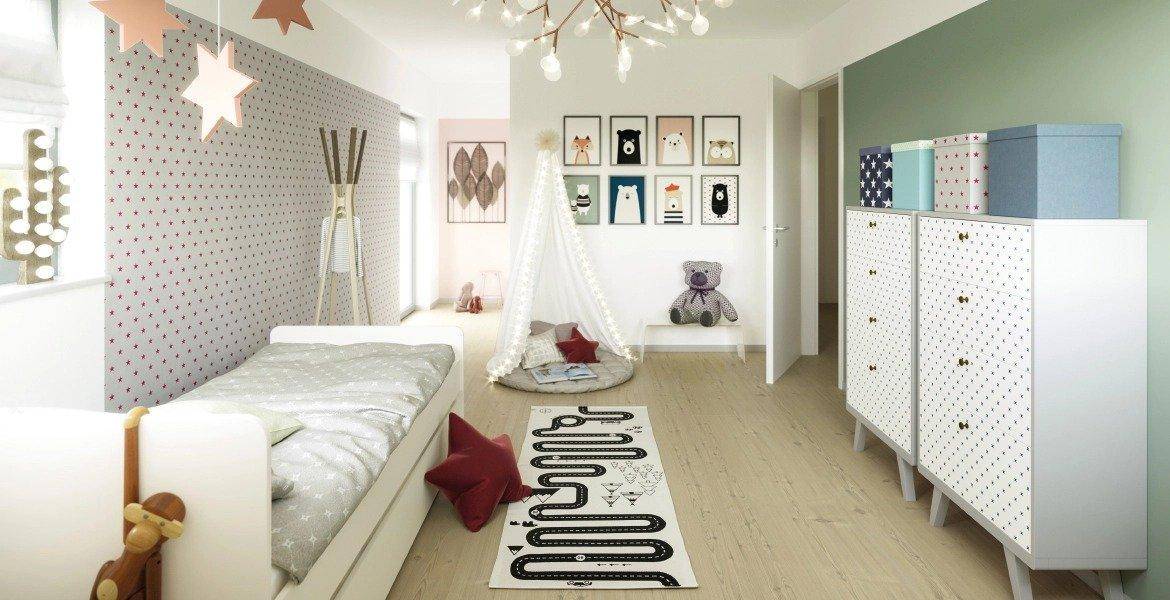 Helles Kinderzimmer mit Holzboden, Spielzelt und kindgerechter Dekoration.