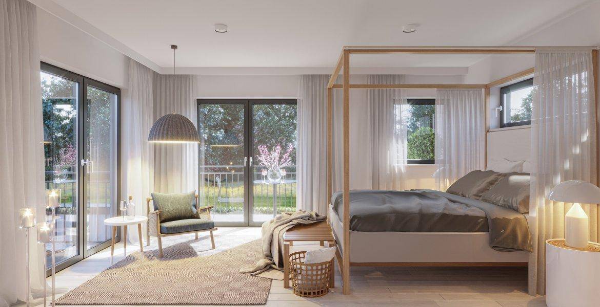 Helles Schlafzimmer mit modernem Himmelbett, großen Fenstern und direktem Zugang zum Garten.