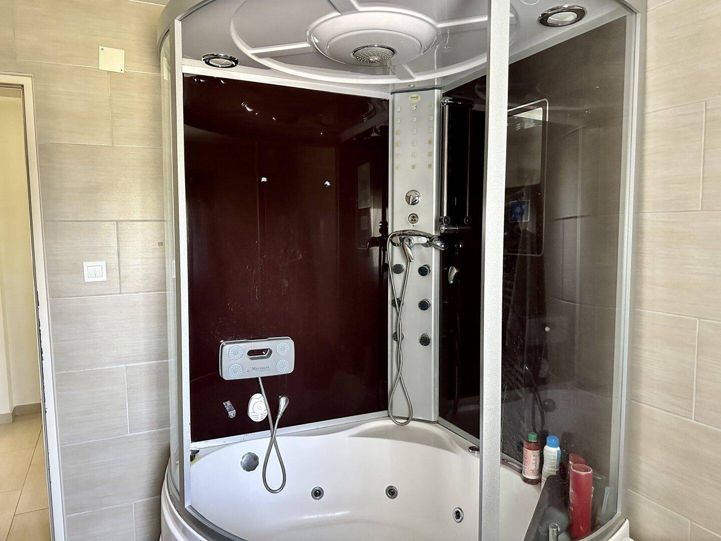 Moderne Duschkabine mit integrierter Whirlpool-Funktion für entspannende Momente.