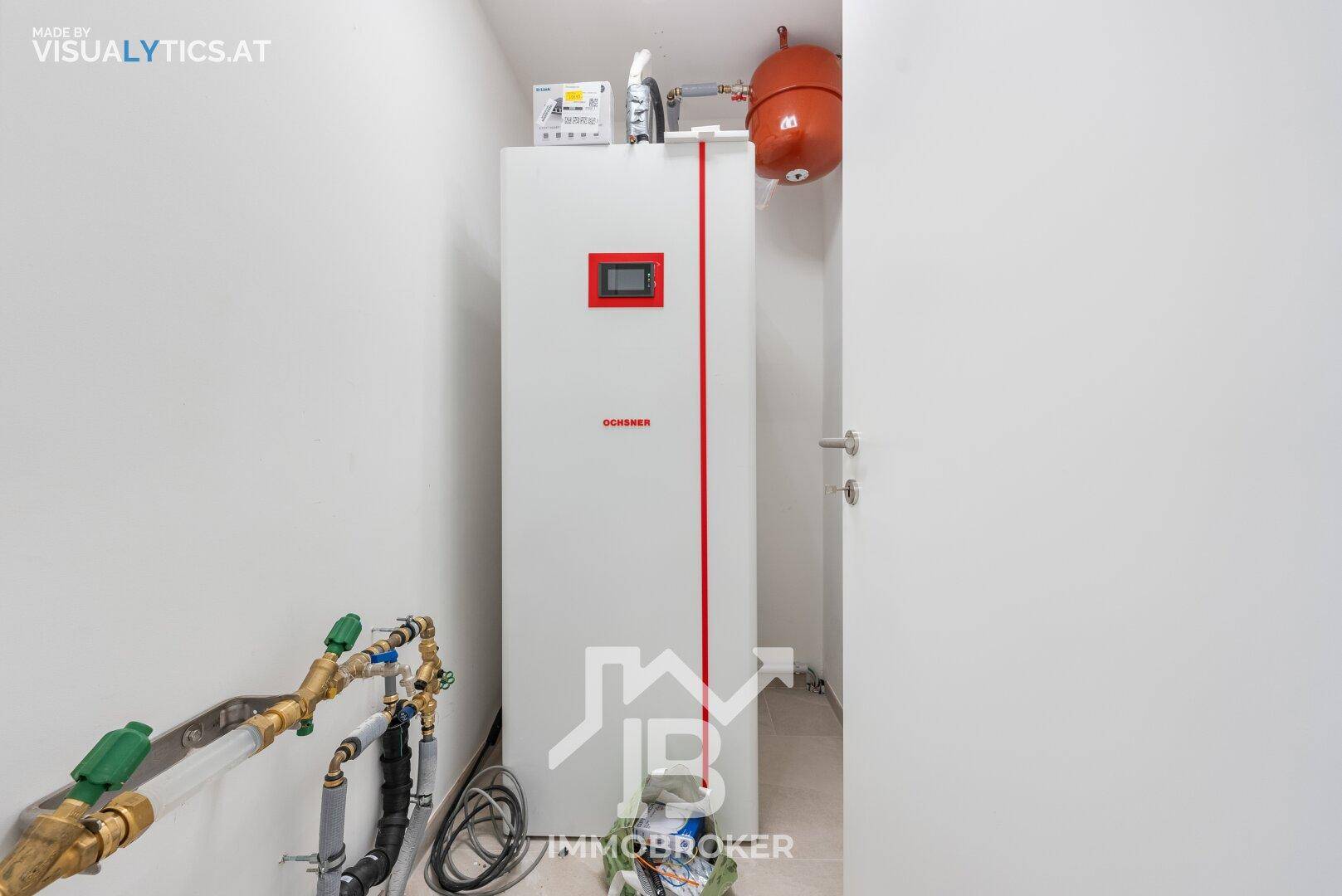 Technikraum mit moderner Ochsner Wärmepumpe und Installationen für die Haustechnik.