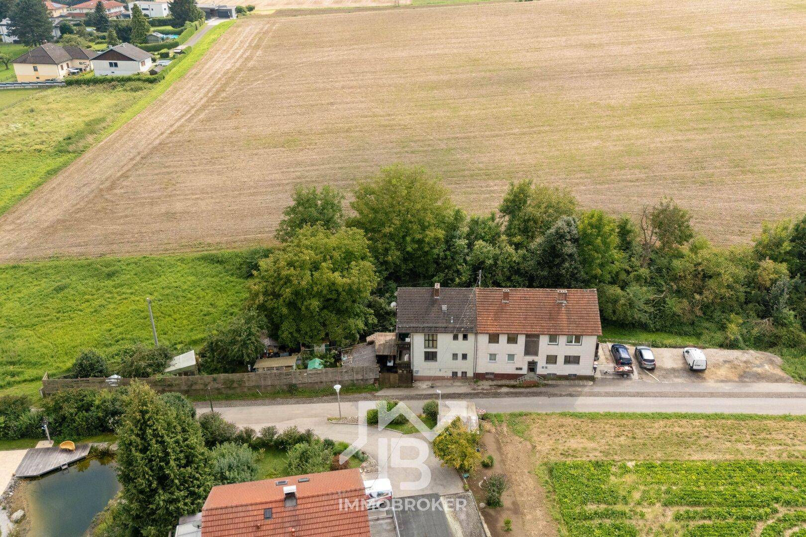 Panoramablick aus der Luft auf das Mehrfamilienhaus und die weitläufige ländliche Umgebung.