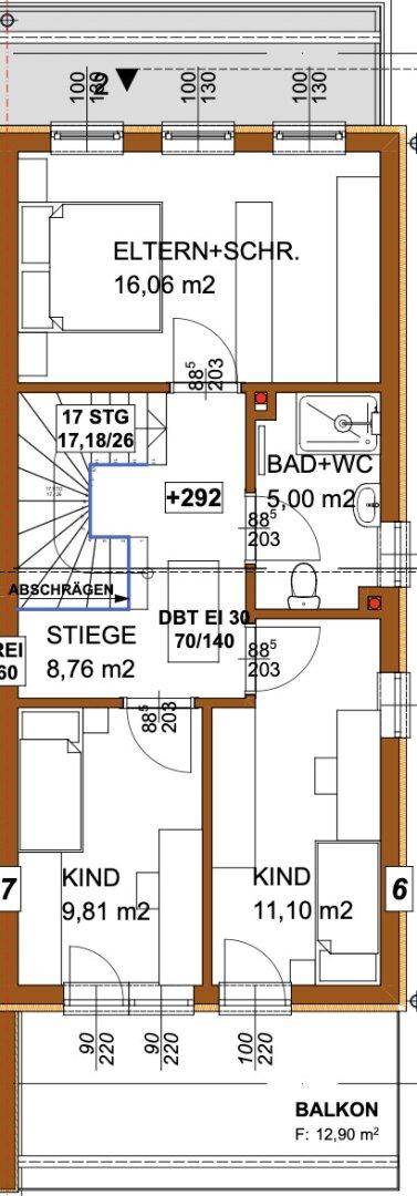 Grundriss des Obergeschosses mit Schlafzimmern, Bad und Balkon, inklusive Treppenaufgang.