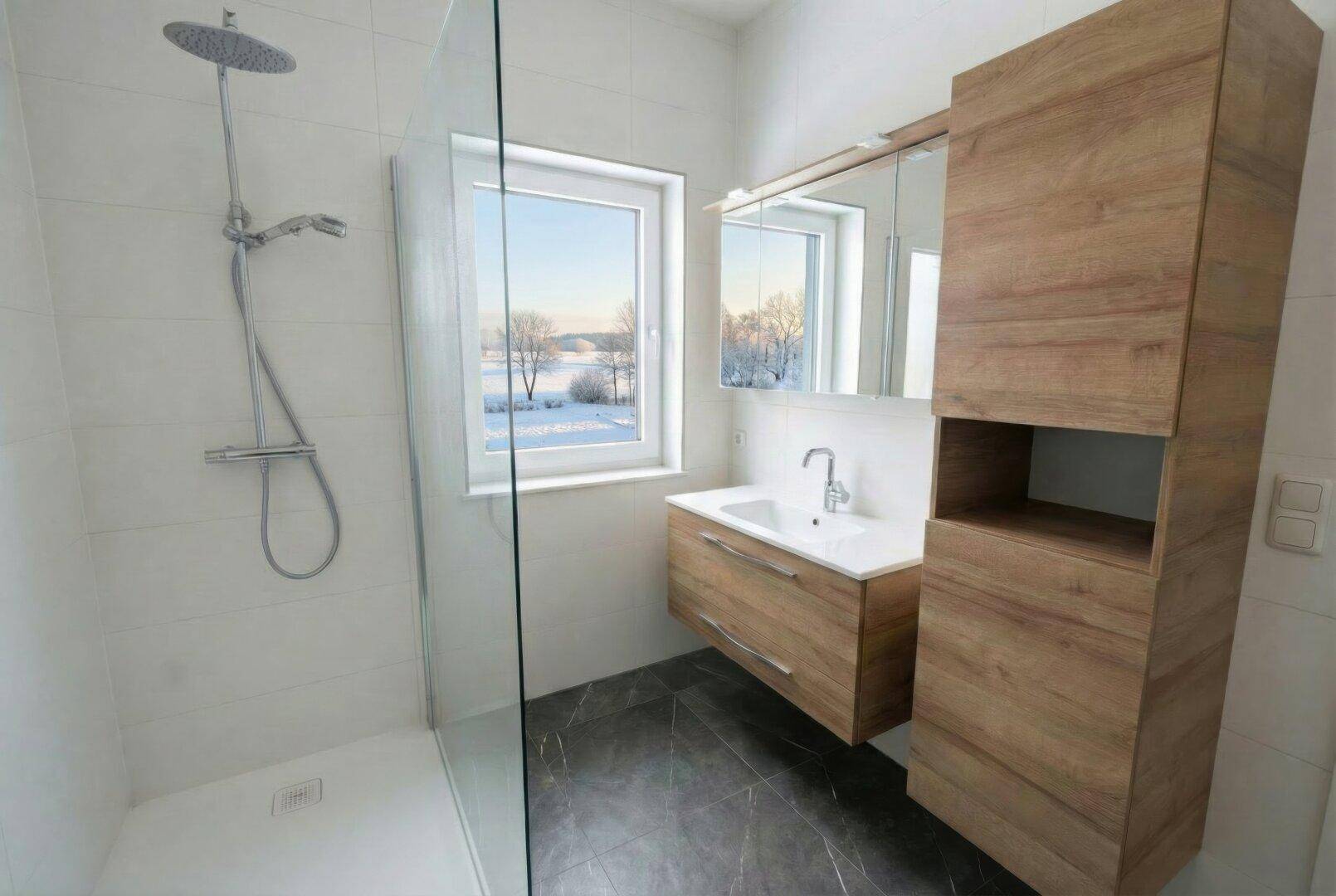Helles Badezimmer mit begehbarer Dusche, Einzelwaschbecken und Fenster mit Ausblick.
