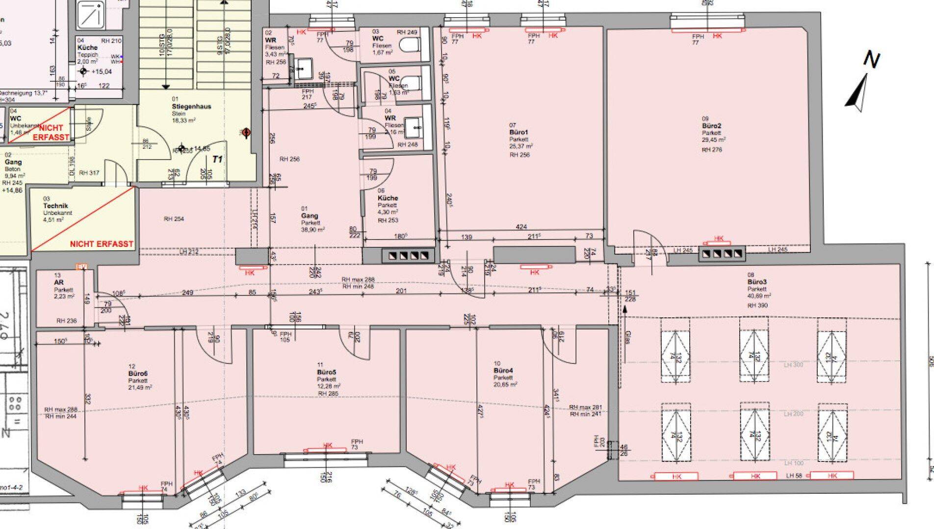 Detaillierter Grundriss mit mehreren Büroräumen, Küchen und Sanitärbereichen, zeigt die Raumaufteilung.
