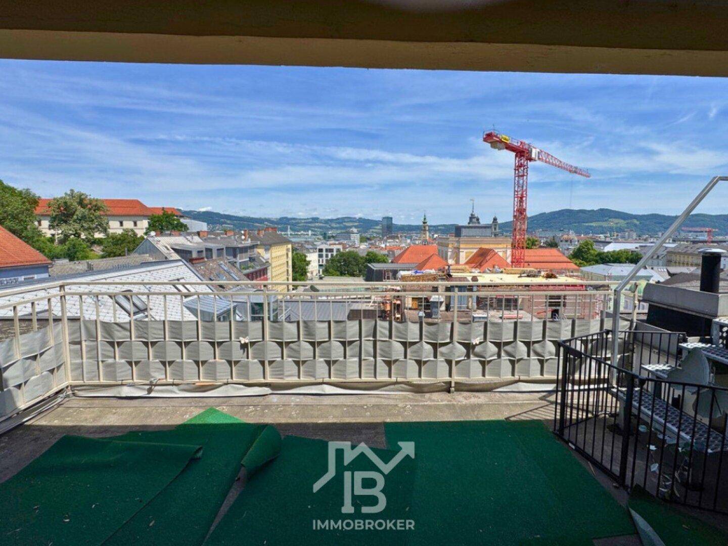 Dachterrasse mit weitem Stadtblick und Blick auf die umliegende Landschaft.