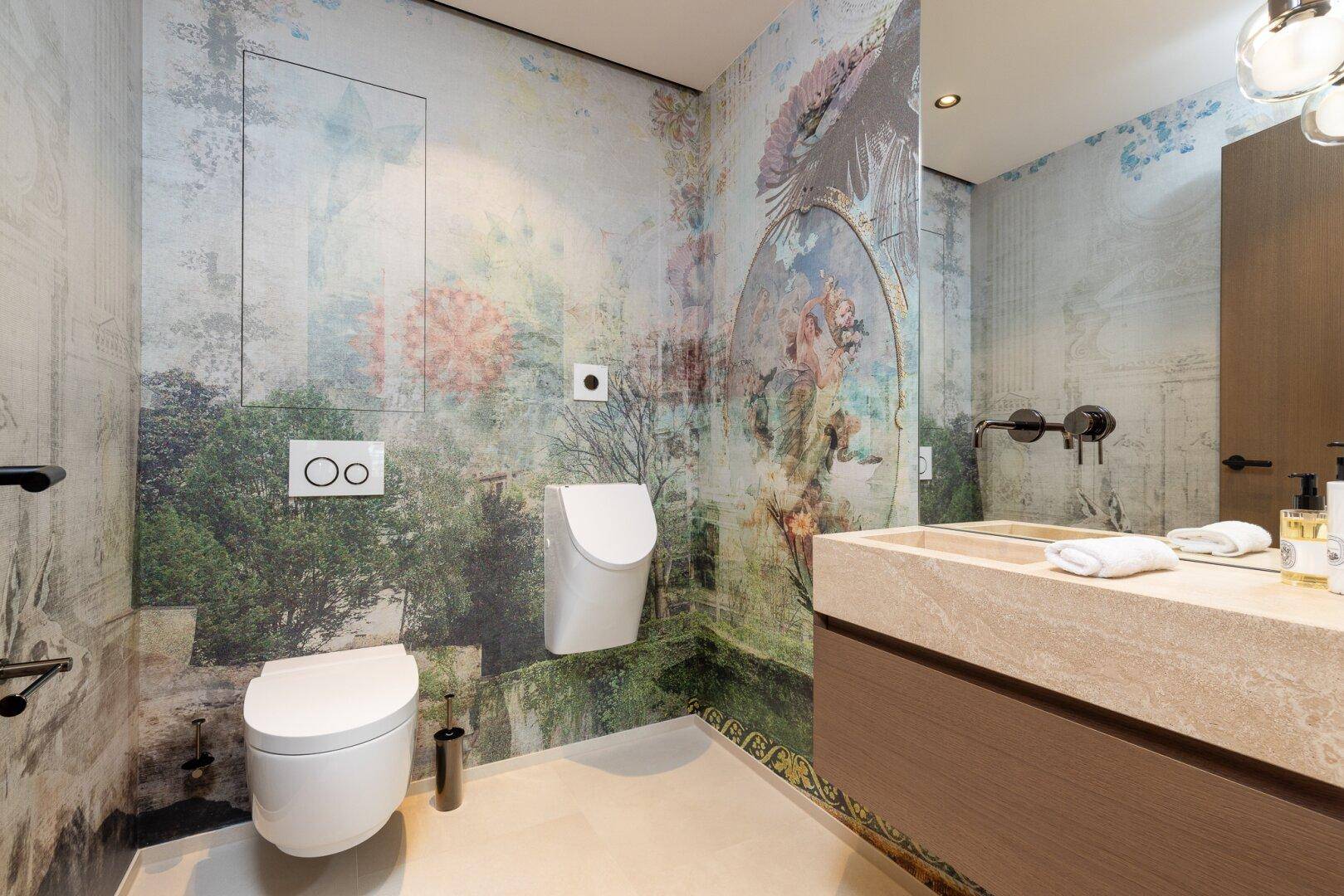 Originelles Gäste-WC mit künstlerischer Tapete, Wand-WC und Urinal in modernem Design.