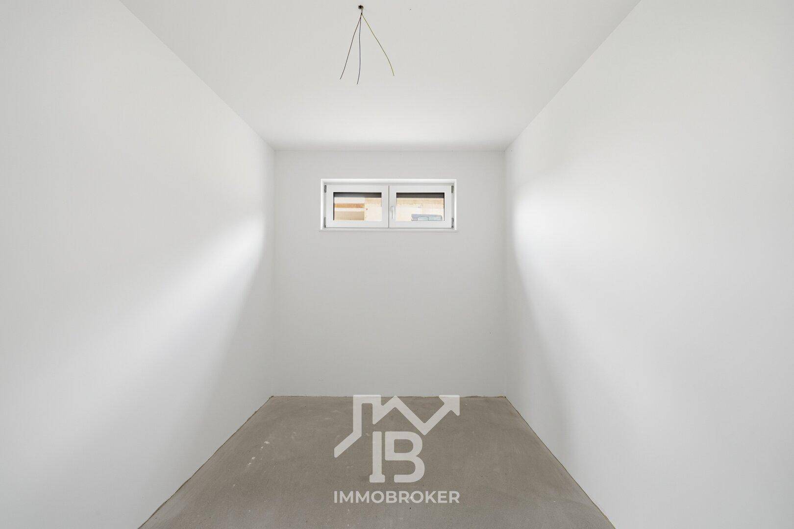 Heller, unfertiger Raum mit kleinem Fenster, ideal als Abstellraum oder Hauswirtschaftsraum.