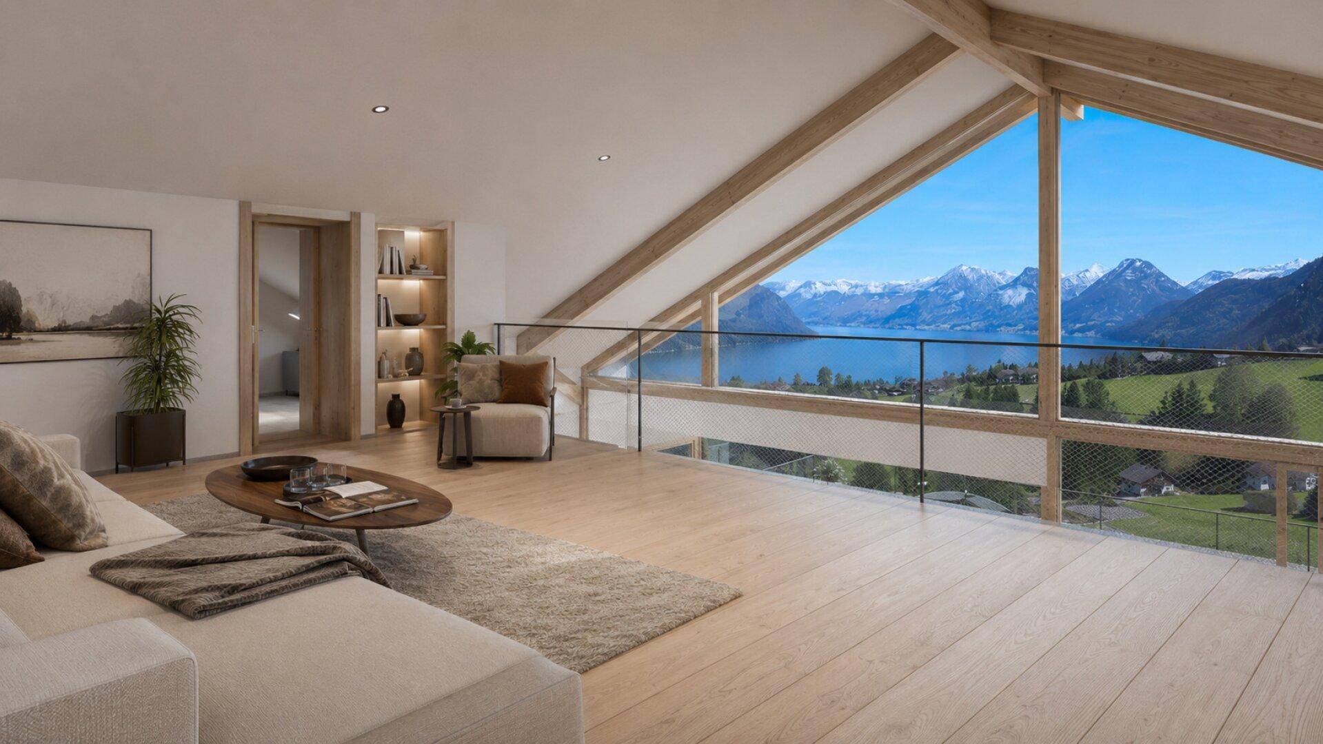 Geräumiger Wohnbereich mit Dachschräge, Holzbalken und weitem Blick auf den See und die umliegenden Berge.