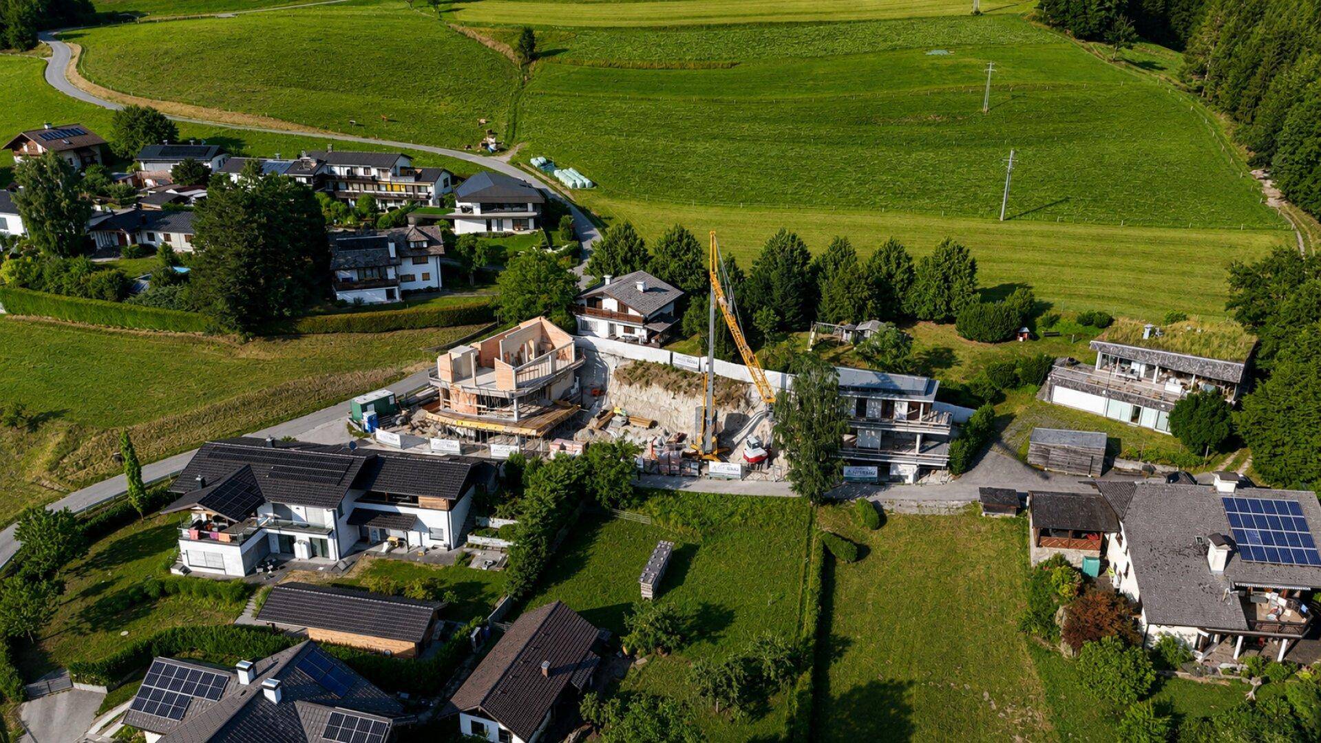 Luftaufnahme einer ländlichen Wohngegend mit Neubauten und einer Baustelle im Vordergrund.