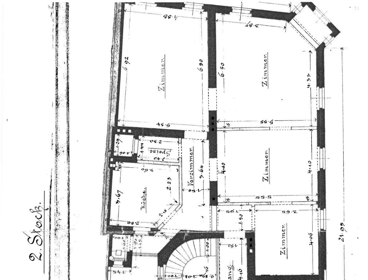 Grundriss des 2. Stocks mit mehreren Zimmern, einer Küche und klaren Fensterpositionen.