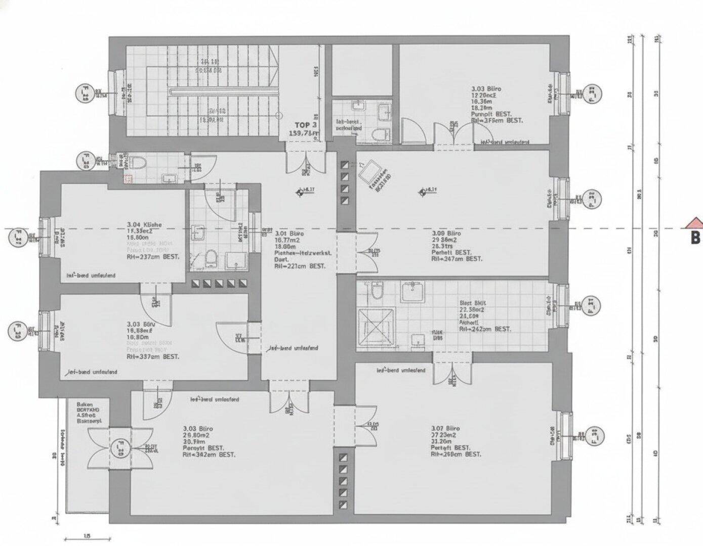 Detaillierter Grundriss einer Etage mit mehreren Büroräumen, Treppenhaus und Sanitäranlagen.