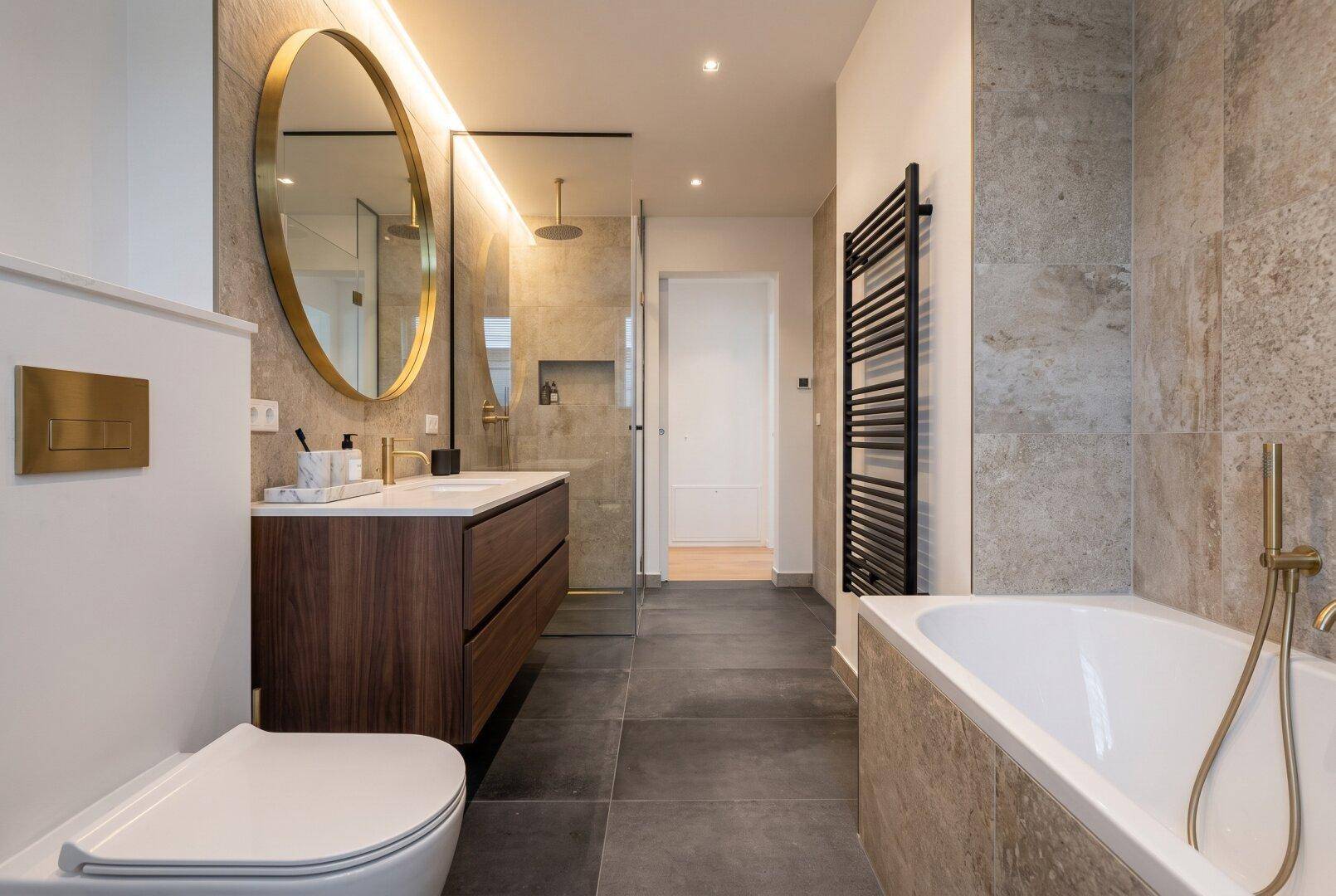 Luxuriöses Badezimmer mit Doppelwaschbecken, Badewanne und begehbarer Dusche.