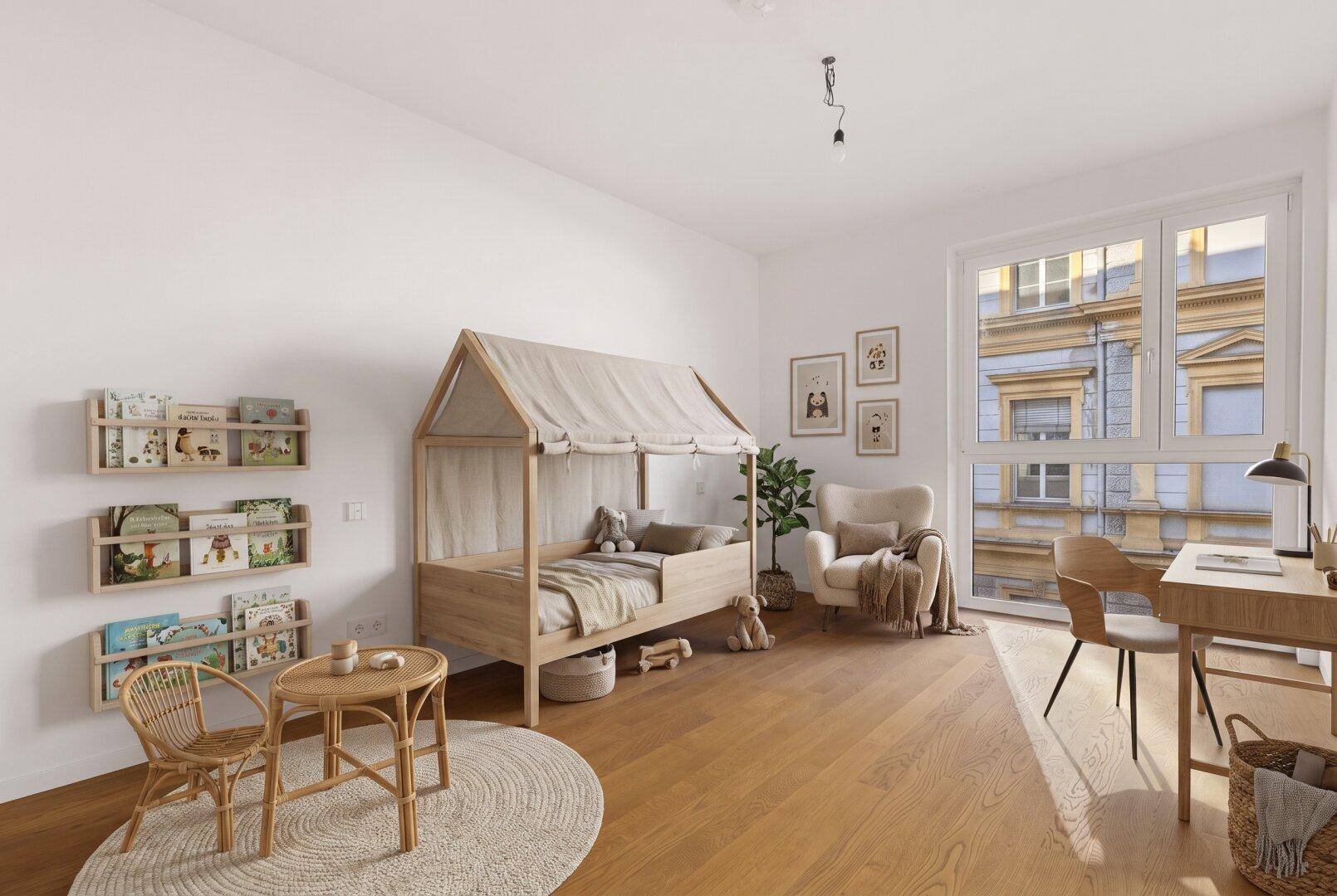 Kinderzimmer mit Holzboden, Hausbett und Blick auf die Stadt.