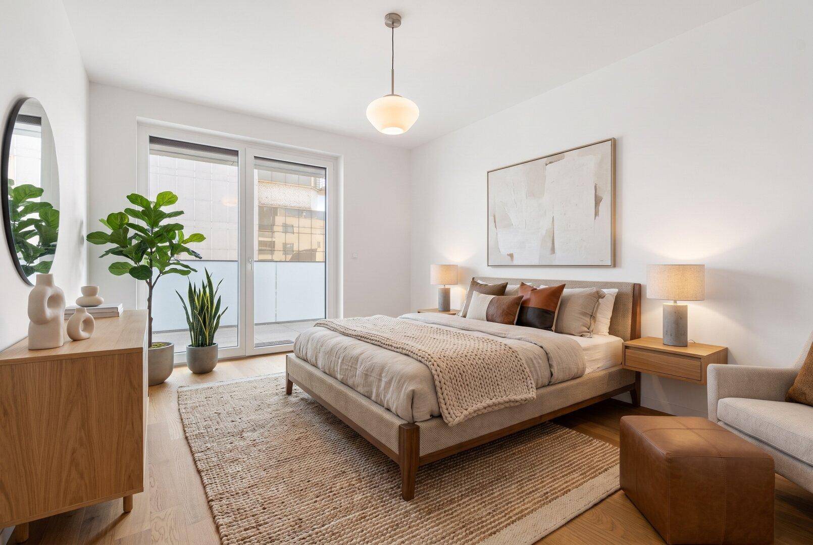 Modernes Schlafzimmer mit Holzboden, Doppelbett und Zugang zum Balkon.