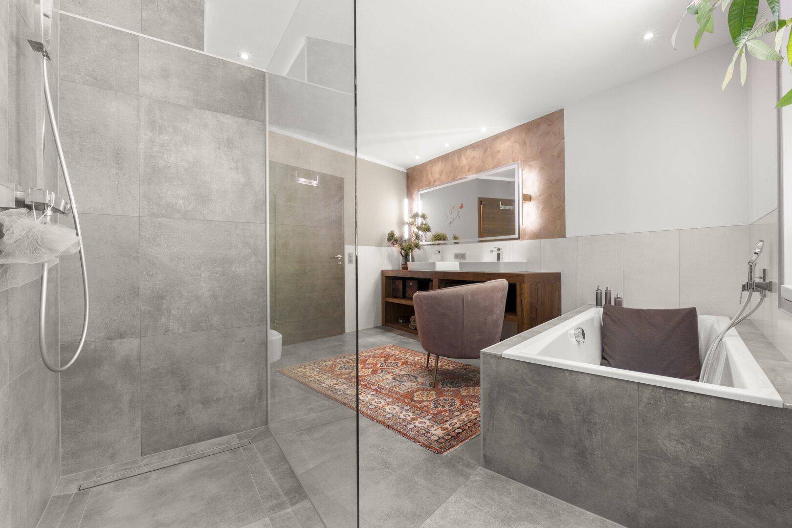 Elegantes Badezimmer mit begehbarer Dusche, Badewanne und modernen Fliesen.