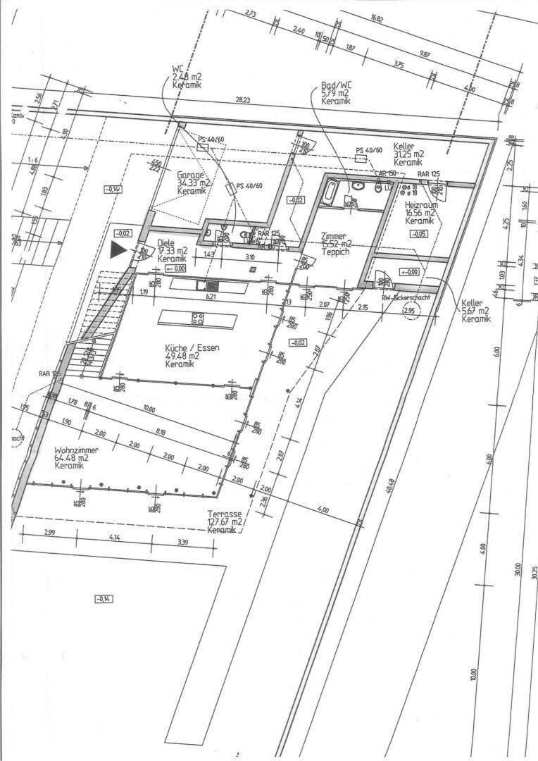 Grundriss des Erdgeschosses mit offener Küche, Wohnbereich, Garage und Zugang zur Terrasse.