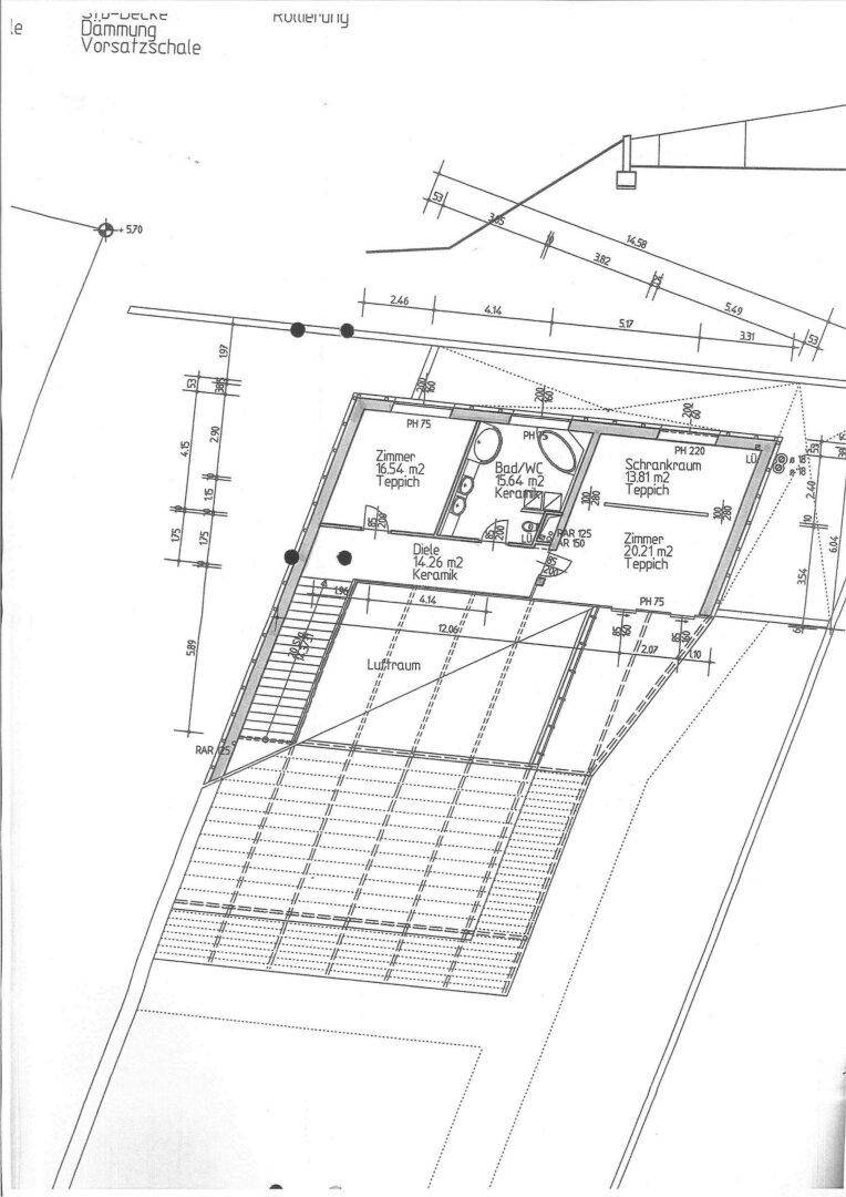 Grundriss des Obergeschosses mit Schlafzimmern, Badezimmer und offenem Luftraum über dem Wohnbereich.