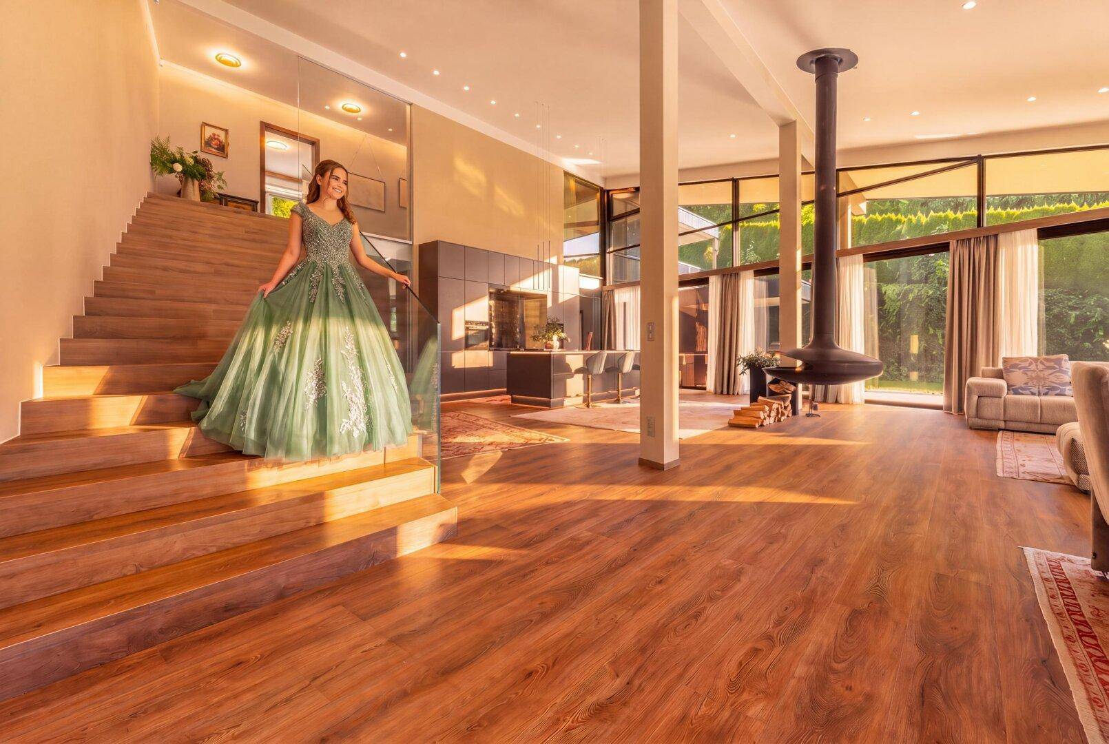 Lichtdurchfluteter Wohnbereich mit eleganter Holztreppe und modernem Design.