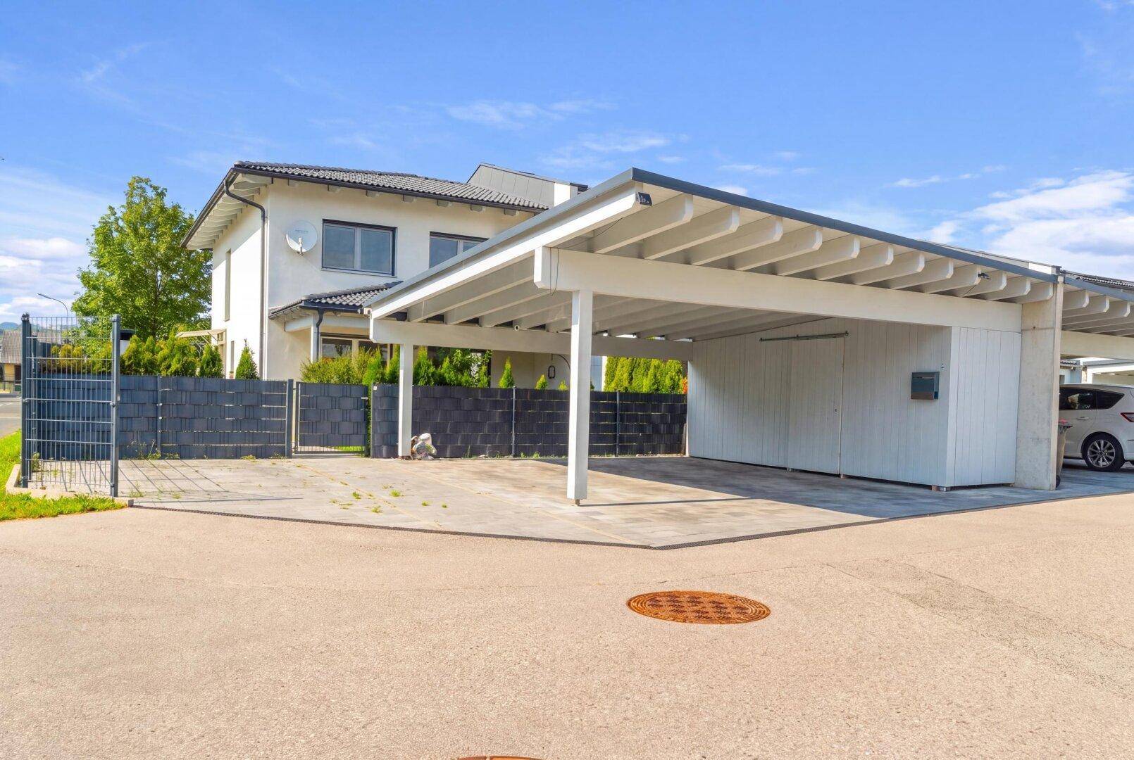 Geräumiger Carport mit mehreren Stellplätzen und direktem Zugang zum Haus.