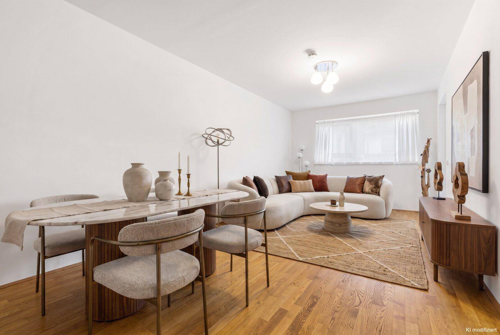 Heller Wohn-Essbereich mit modernem Design, beigem Sofa und Holzboden.