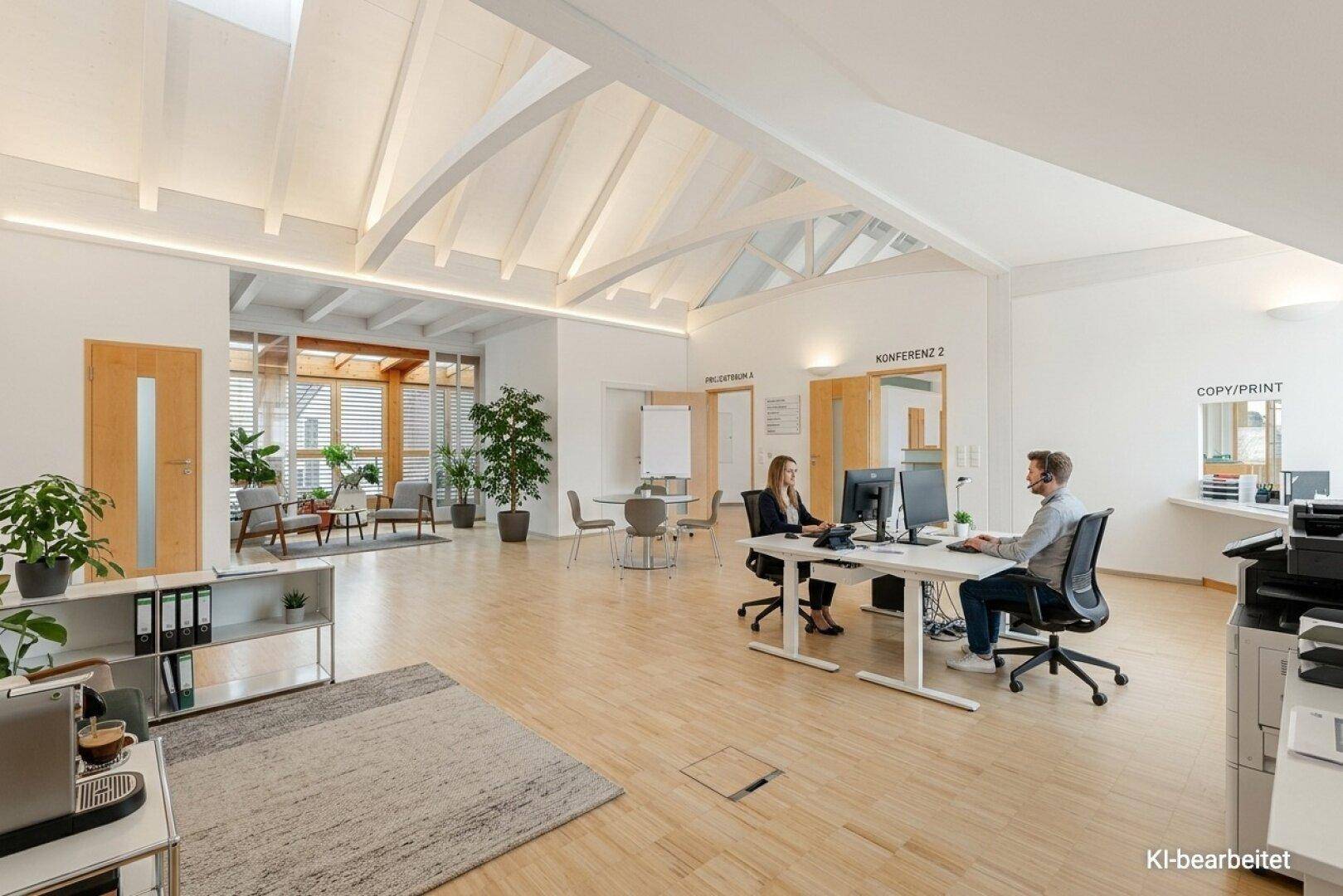Modernes Großraumbüro mit hohen Decken, Holzbalken und viel Tageslicht, ideal für Teamarbeit.