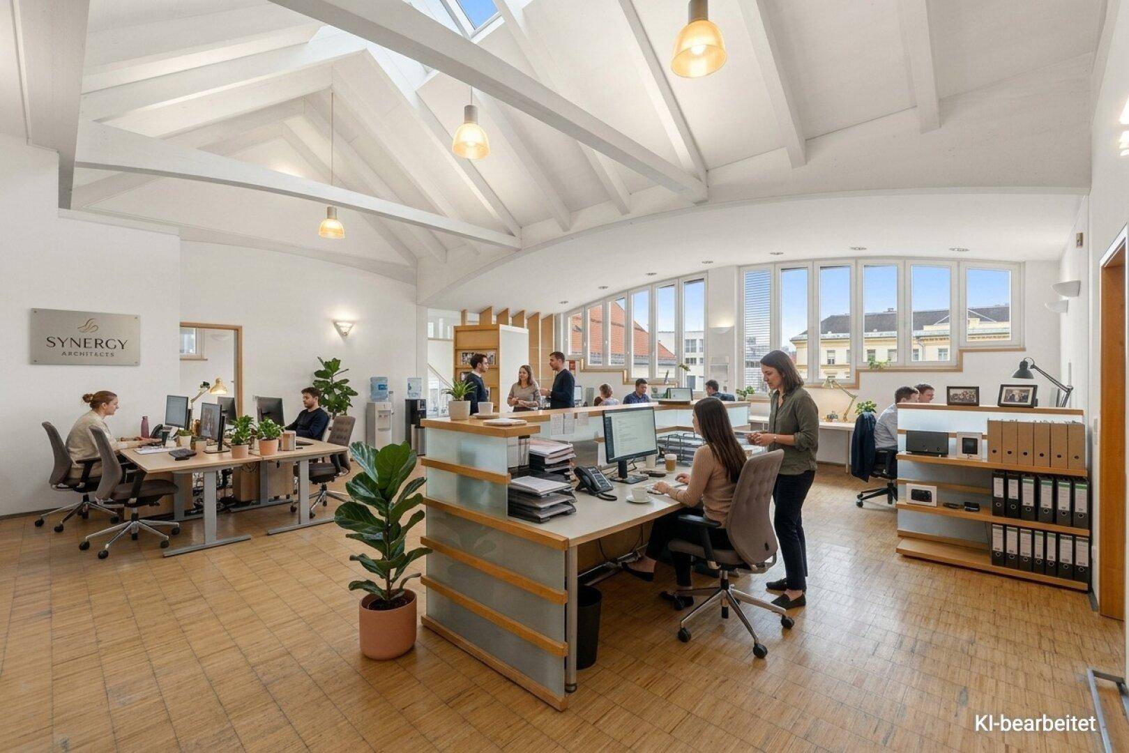 Helles und offenes Büro mit mehreren Arbeitsplätzen, Holzböden und sichtbaren Dachbalken.