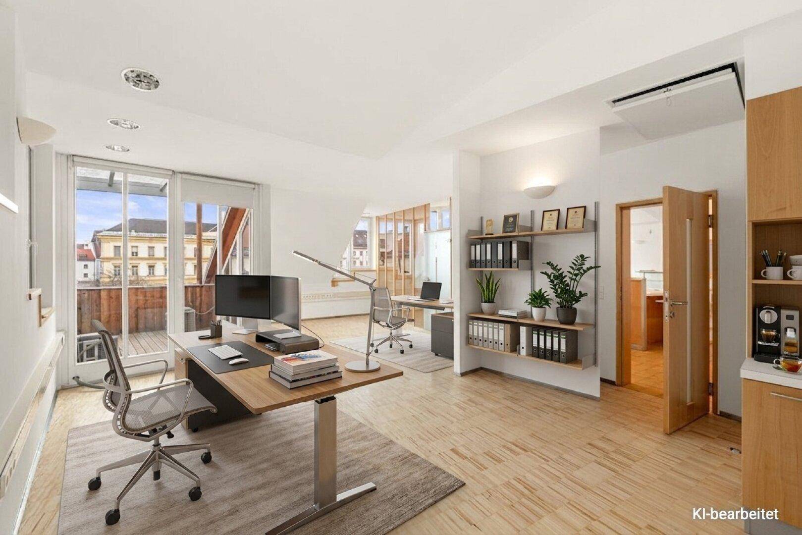 Modern eingerichtetes Büro mit Holzboden, Schreibtischen und Zugang zu einem Balkon mit Stadtblick.