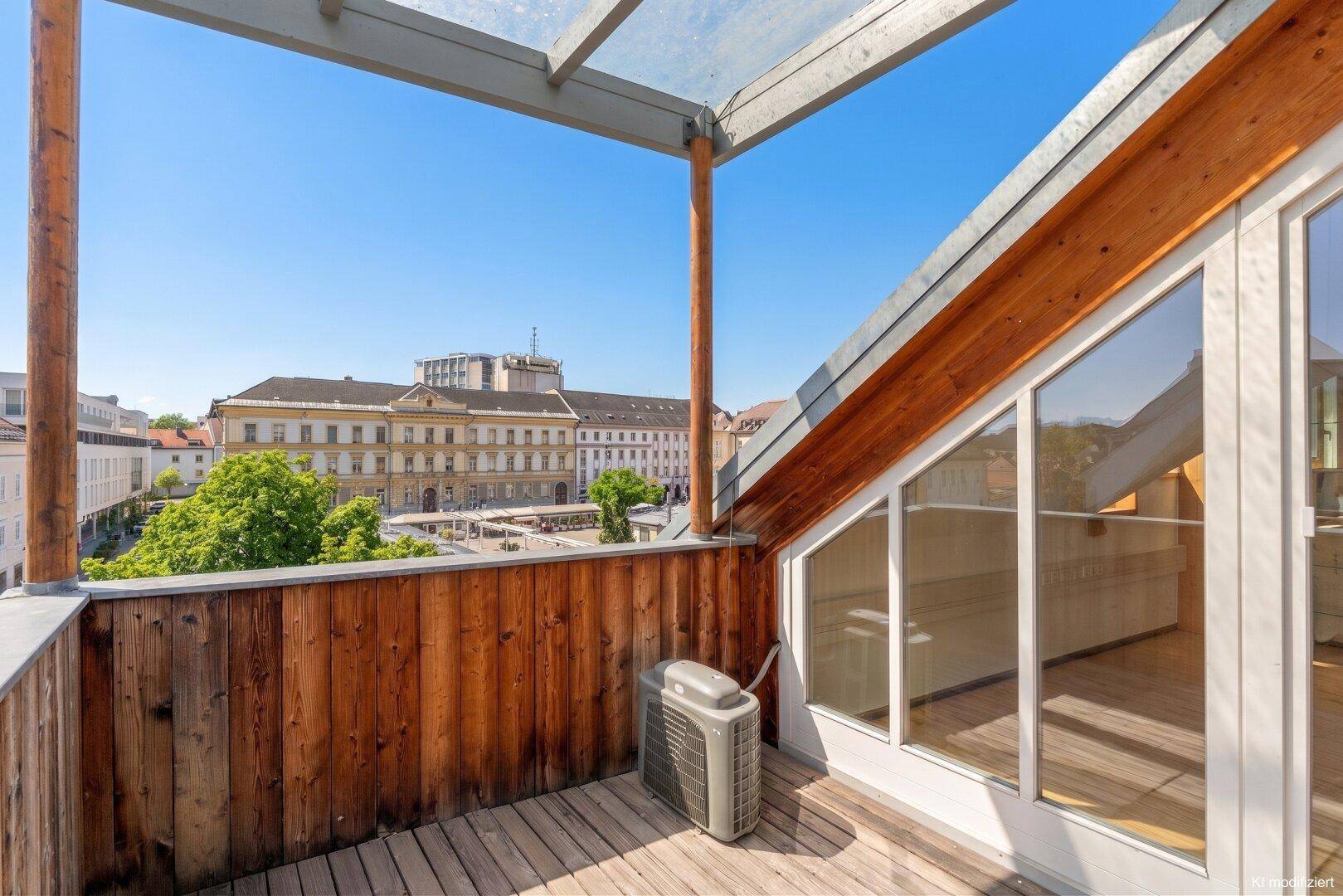 Holzverkleideter Balkon mit Glasdach und Blick auf die Stadt, bietet einen schönen Außenbereich.