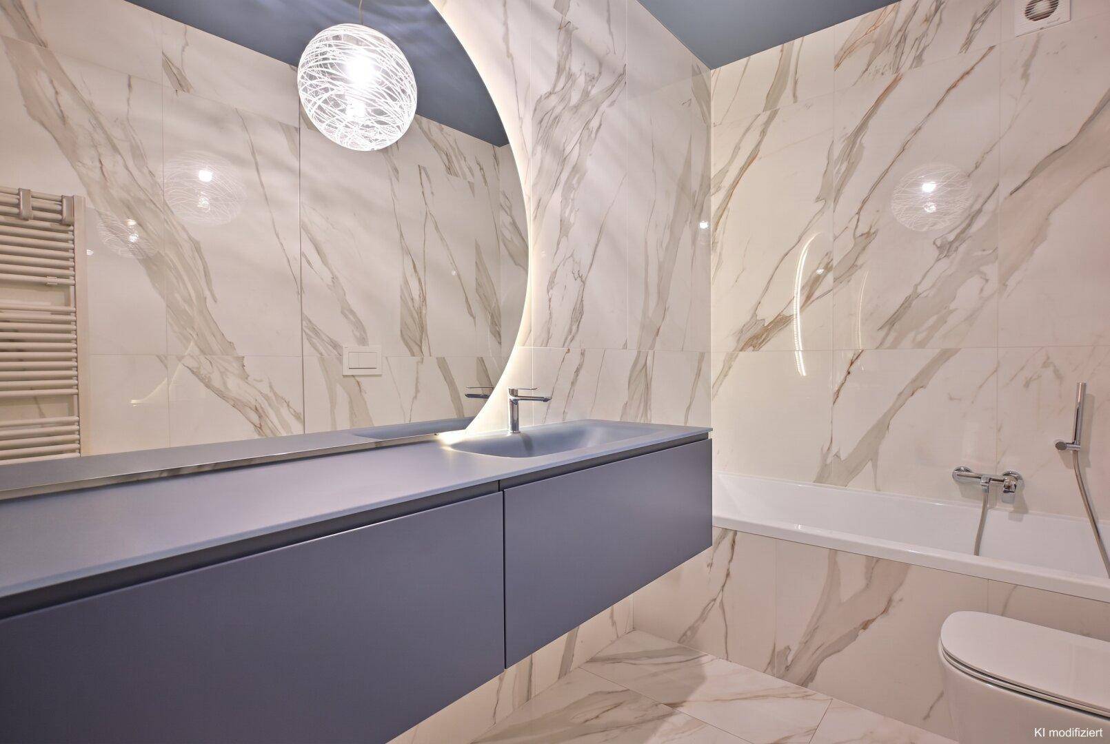 Luxuriöses Badezimmer mit Marmorfliesen, Badewanne und modernem Waschtisch.