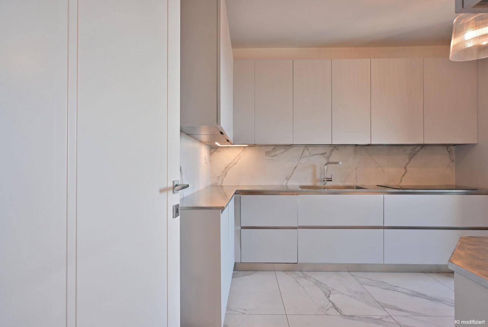 Moderne Küche mit weißen Schränken, Marmor-Rückwand und Fliesenboden.