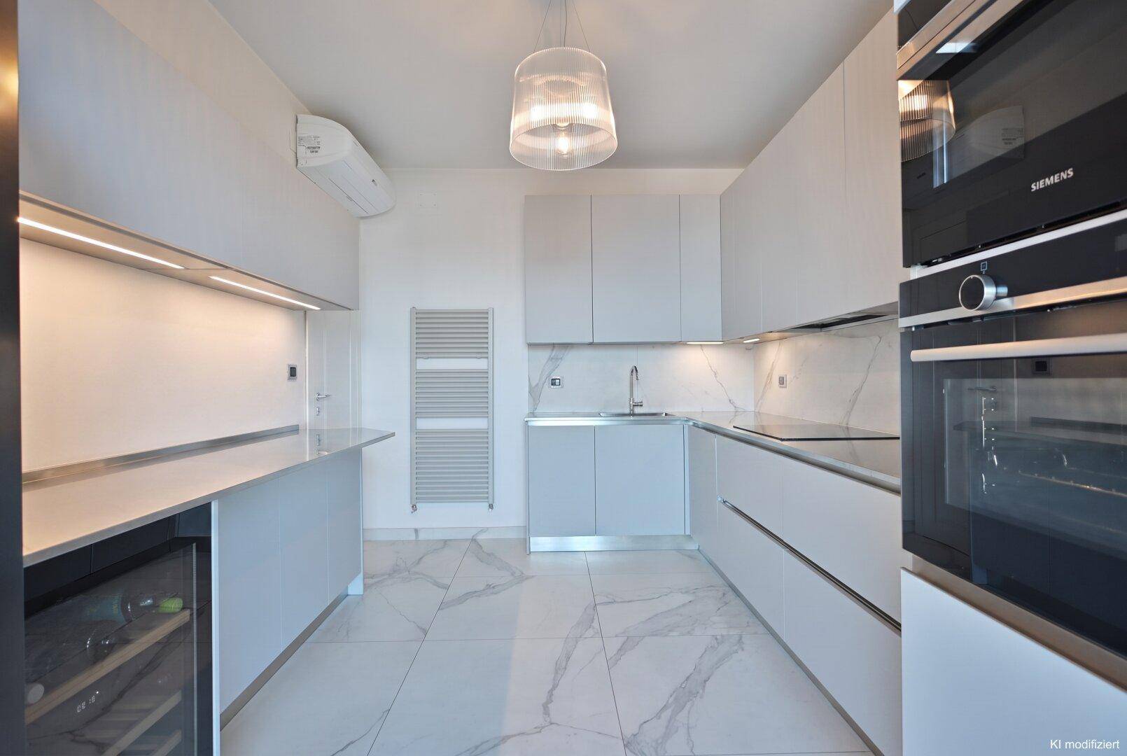 Elegante weiße Küche mit Fliesenboden, Weinkühler und modernen Siemens-Geräten.