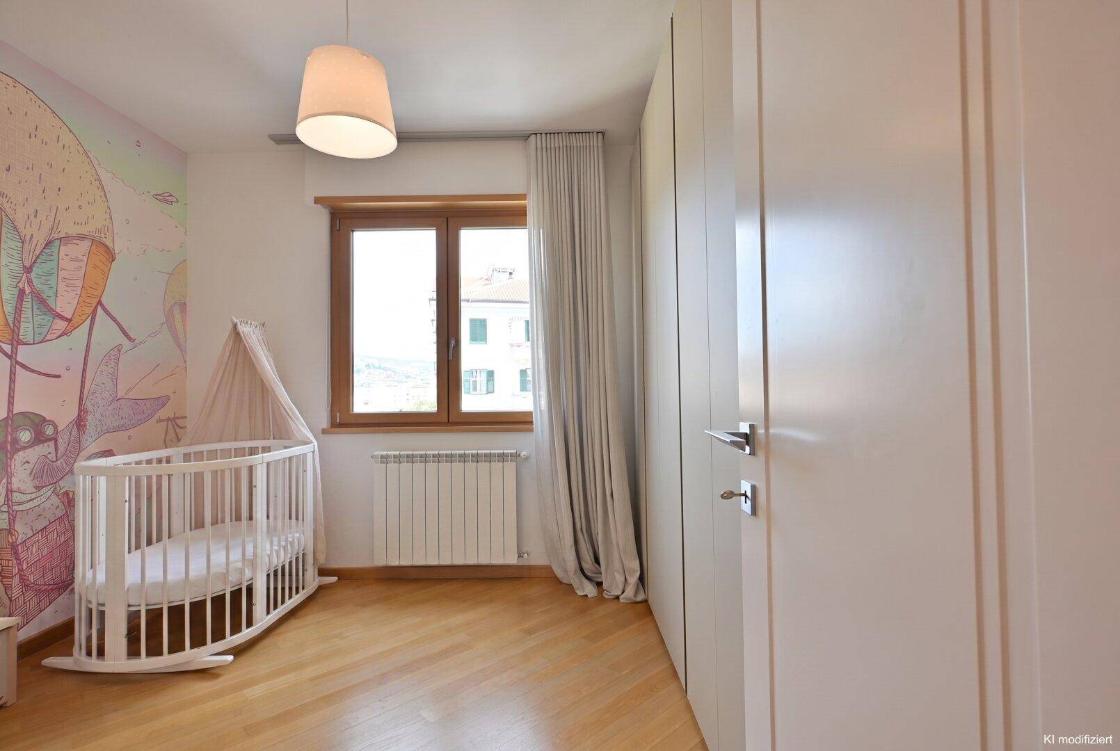 Helles Kinderzimmer mit Holzboden, Fenster und einer farbenfrohen Wandmalerei.