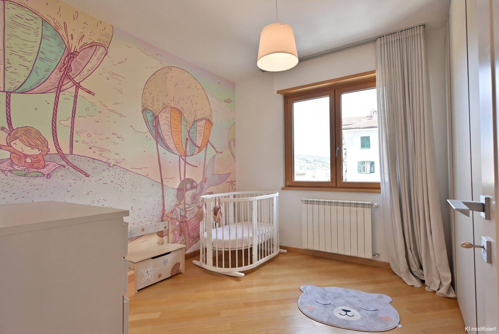 Freundliches Kinderzimmer mit Holzboden, Fenster und einer verspielten Wanddekoration.