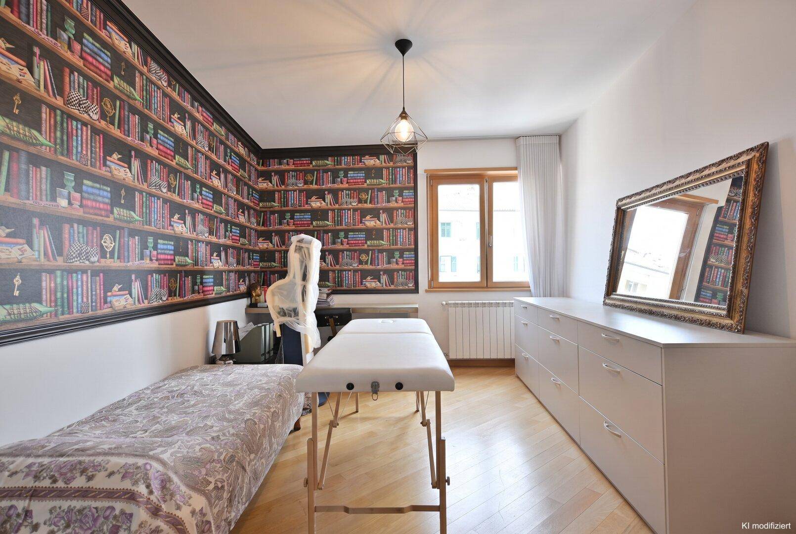 Vielseitiger Raum mit Bücherregal-Tapete, Holzboden und einem Fenster für Tageslicht.