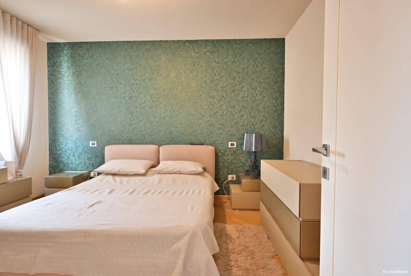 Gemütliches Schlafzimmer mit Doppelbett, Nachttischen und einer stilvollen grünen Tapete.