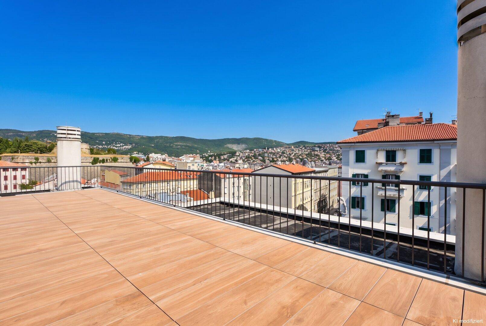 Weitläufige Terrasse mit Holzboden und Panoramablick auf die Stadt und die umliegenden Hügel.