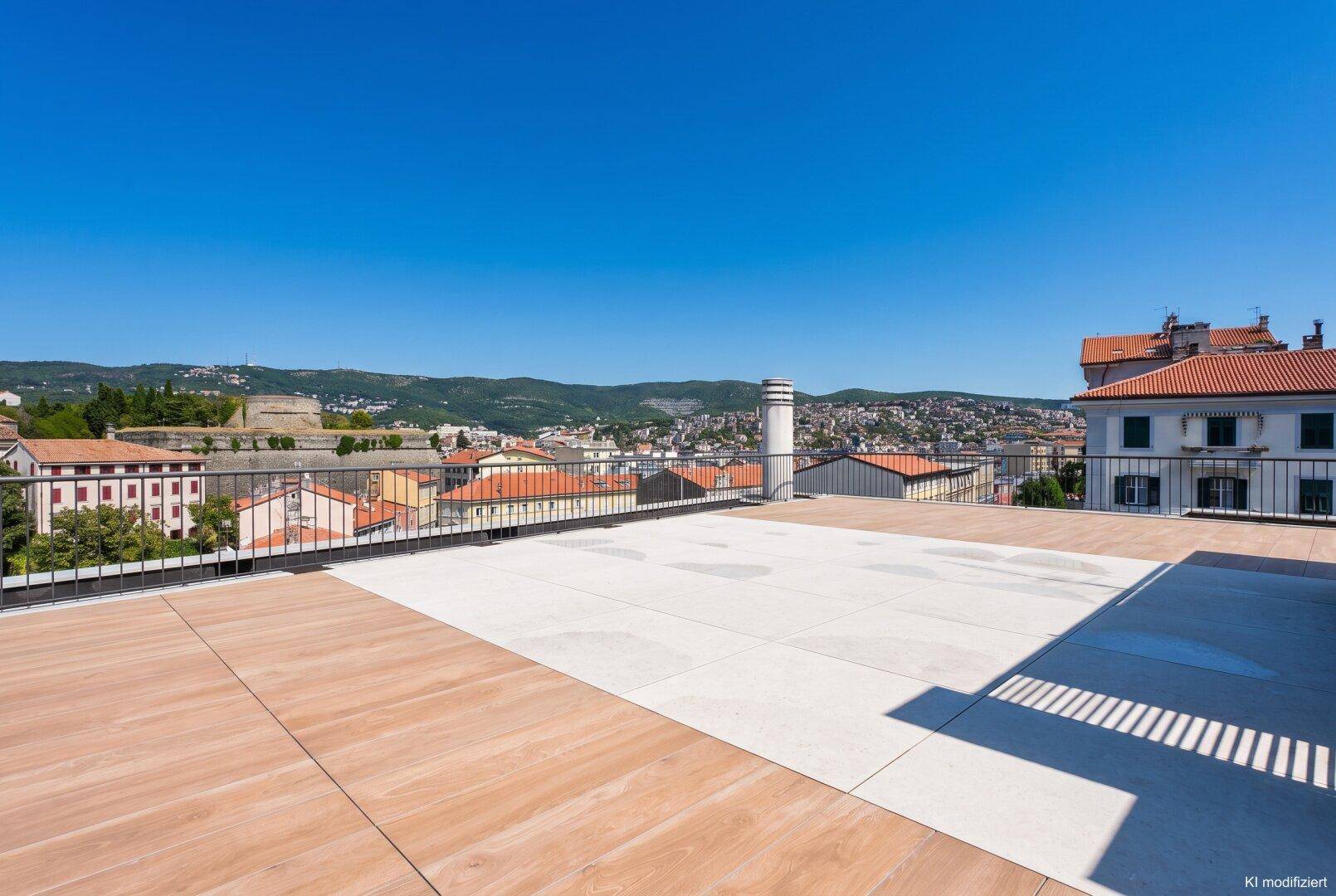 Große Dachterrasse mit kombiniertem Fliesen- und Holzboden und weitem Blick über die Stadt.